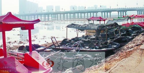 被燒毀的觀光船，殘破不堪。