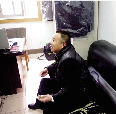 無證開套牌桑塔納轎車的段某，在華中食品城賣酒。