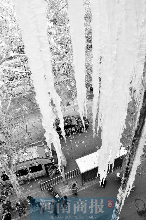 冰掛直指地面，知情的路人不得不繞道而過