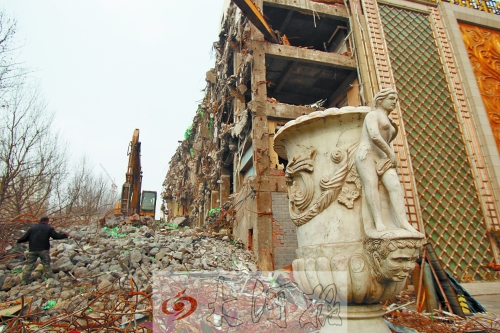 城東路下穿隧道動工，建筑垃圾占據(jù)了人行道。