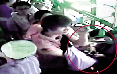 一名小偷拉開了乘客李女士的包，并在包里摸了足足3分多鐘。最終，李女士被偷了2.4萬多元錢。”(翻拍視