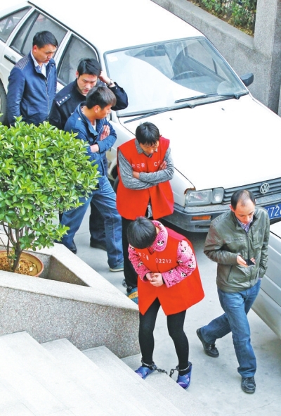 制造胡噴鬧劇的始作俑者——一家裝飾公司的4名負(fù)責(zé)人與其雇用的兩名“胡噴”被刑拘。