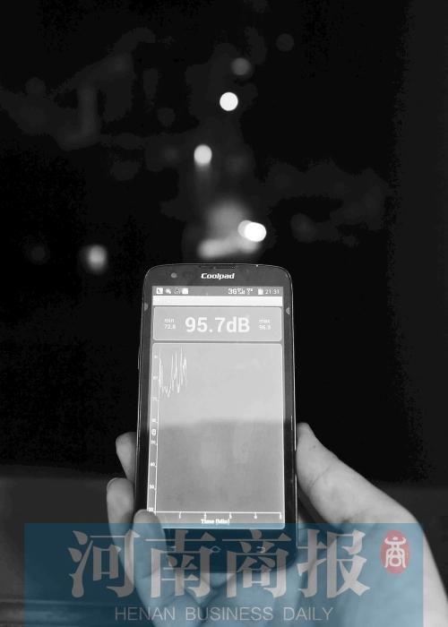 在黃先生家中，測得噪音為95.7分貝