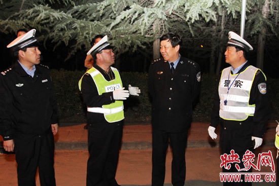 該支隊支隊長石軍(左二)、政委周西漢（左一）在向省總隊督導組匯報整治酒駕時的情景。