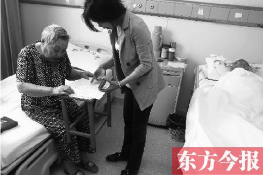 昨日，鄭大五附院二號(hào)樓住院部，馬老太寫(xiě)下委托書(shū)，并簽字摁指印委托女兒代理為昏迷老伴解鎖取錢(qián)