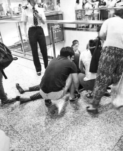 男子繼母被捅傷后跑到站內(nèi)，倒在了地上（圖片來自網(wǎng)絡(luò)）。