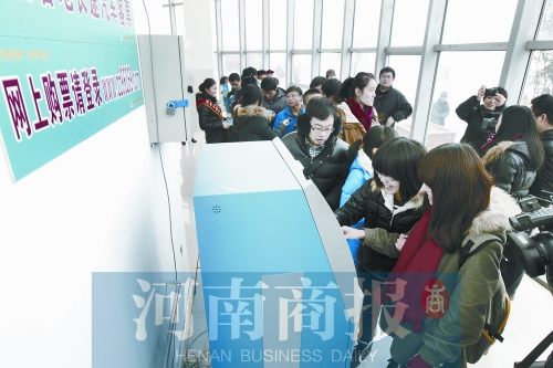 自動(dòng)售票機(jī)安裝在高校內(nèi)，方便了學(xué)生購票返鄉(xiāng)