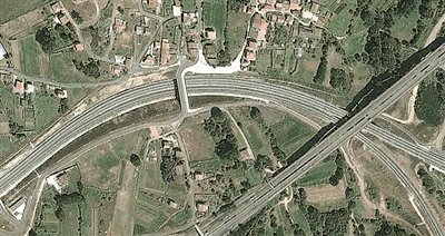 事發(fā)地的急轉彎道。以下是監(jiān)控視頻截圖。