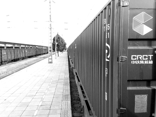 此次班列跟車工作人員@就著米飯吃面條發(fā)微博說：一路走來，每個(gè)停靠站的工作人員都在夸我們的集裝箱。