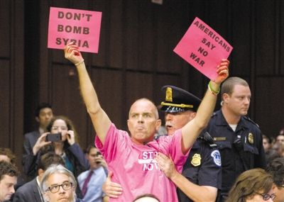 3日，美參議院外委會舉行敘利亞問題聽證會，民眾在現(xiàn)場示威，抗議美國軍事干預(yù)敘利亞。