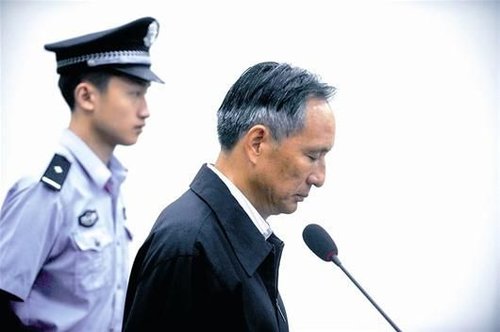 圖為：10日，張曙光在北京市第二中級(jí)人民法院接受庭審 新華社發(fā)