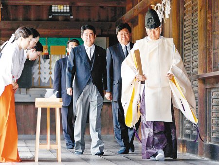 2011年8月15日安倍晉三等人參拜靖國神社。