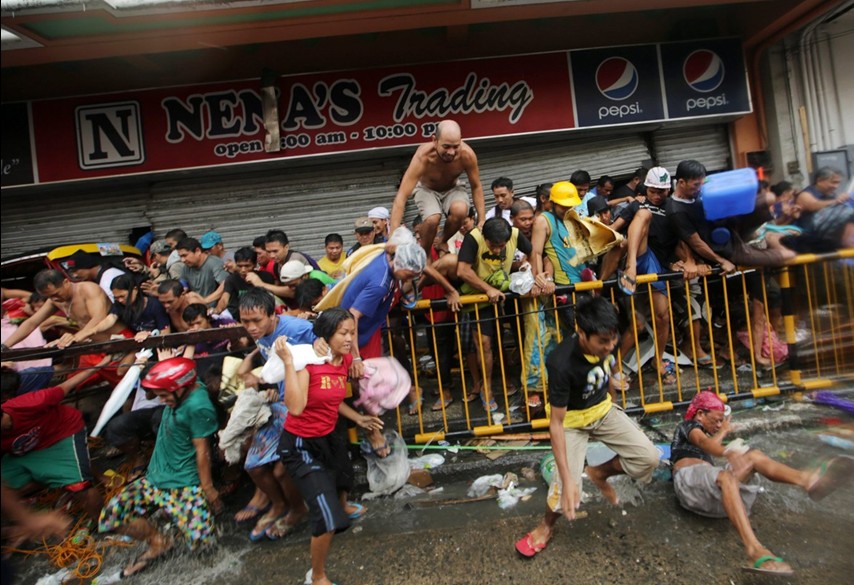 當(dāng)?shù)貢r(shí)間11月10日，強(qiáng)臺(tái)風(fēng)“海燕”襲擊菲律賓塔克洛班后，當(dāng)?shù)鼐用裣唇偕痰?，哄搶物資。