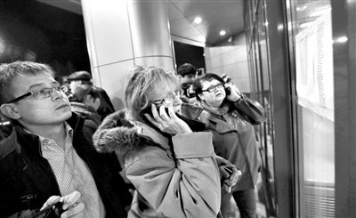 11月17日，俄羅斯喀山機場，一些人在查看航站樓上貼著的遇難者名單，他們可能是遇難者的親屬。