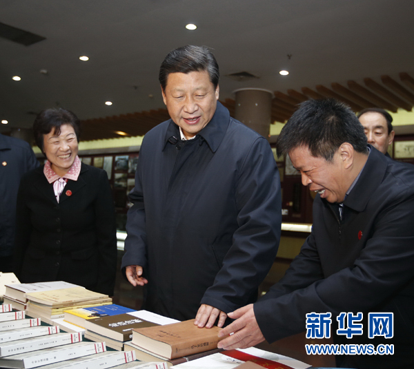 26日上午，習(xí)近平在孔子研究院參觀考察。新華社記者鞠鵬 攝