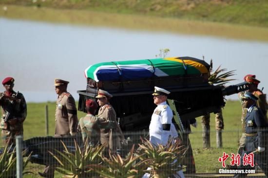 圖為南非海、陸、空三軍首腦為曼德拉護(hù)靈。宋方燦 攝