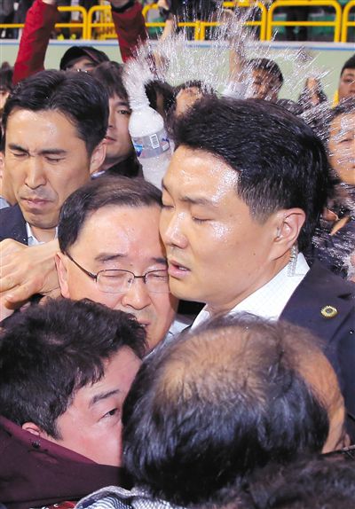 17日，鄭烘原（中）會見乘客家屬時，遭到家屬辱罵、潑水。