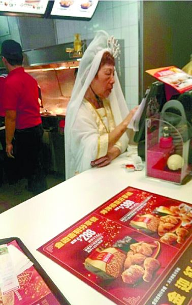 麥當(dāng)勞也挺拼的！店員化身觀音為顧客點餐