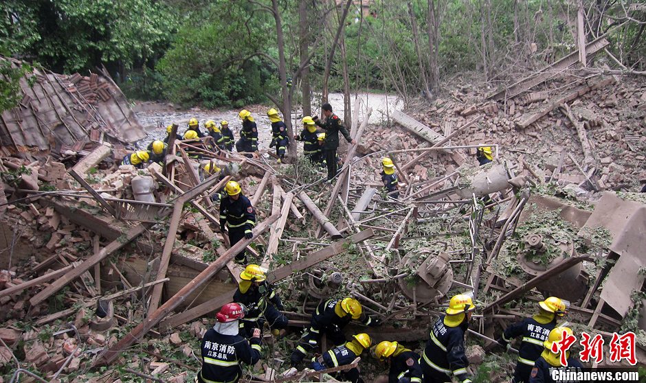 圖為南京消防隊員在現場搜救。中新社發(fā) 梅亮 攝