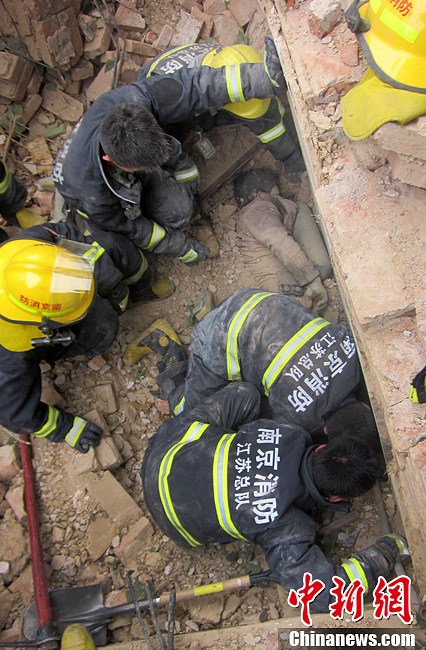 圖為南京消防隊員找到被埋工人。中新社發(fā) 梅亮 攝