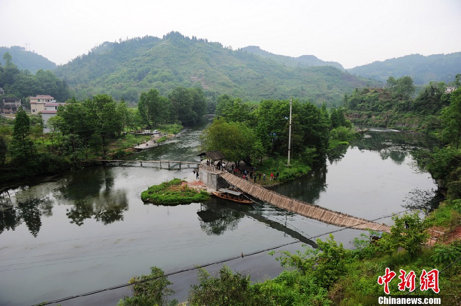 5月2日，鳳凰縣搜尋人員仍在沱江下游搜尋。