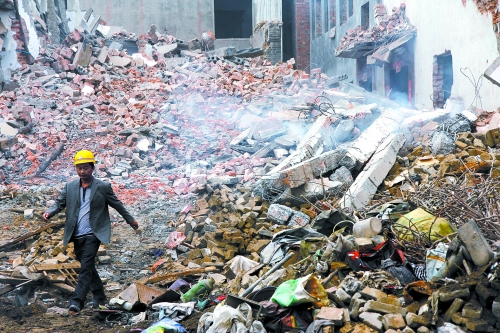 一座清朝老宅被一把火燒成了灰燼。透過青煙，才能看到它曾存在過的痕跡