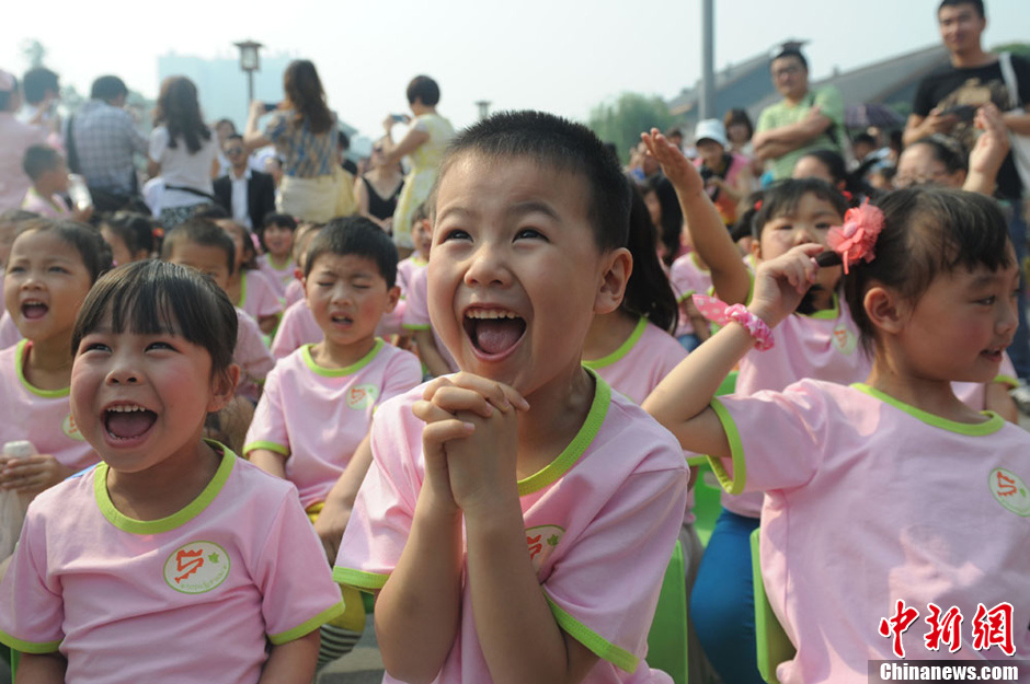 圖為參加集體生日的“地震寶寶”。張浪 攝