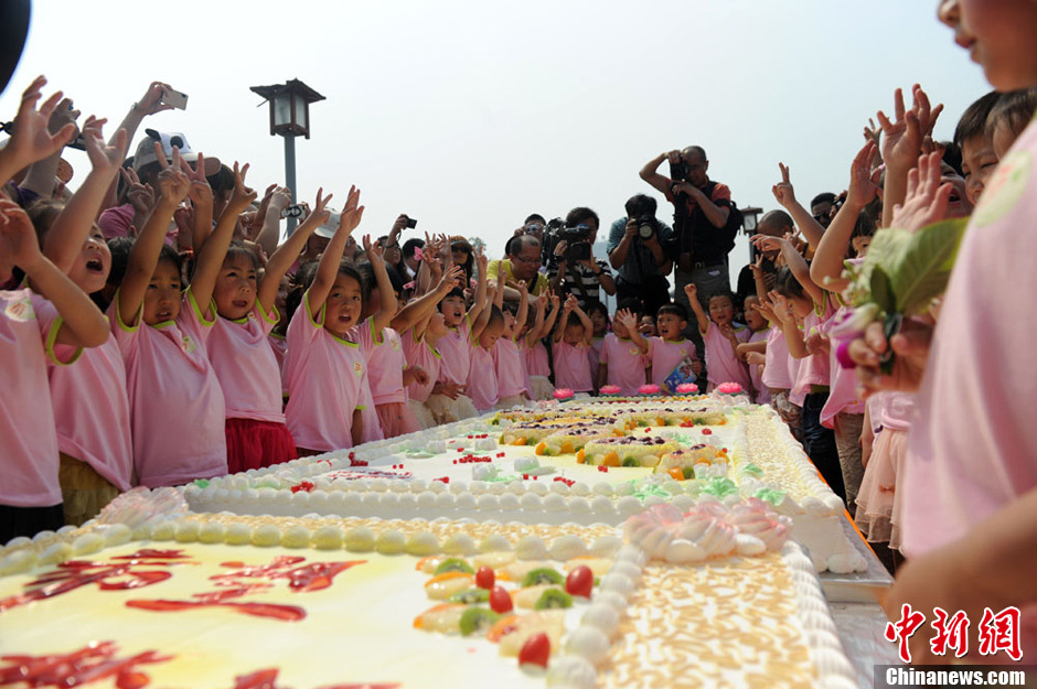 圖為孩子們準(zhǔn)備享用生日蛋糕。張浪 攝