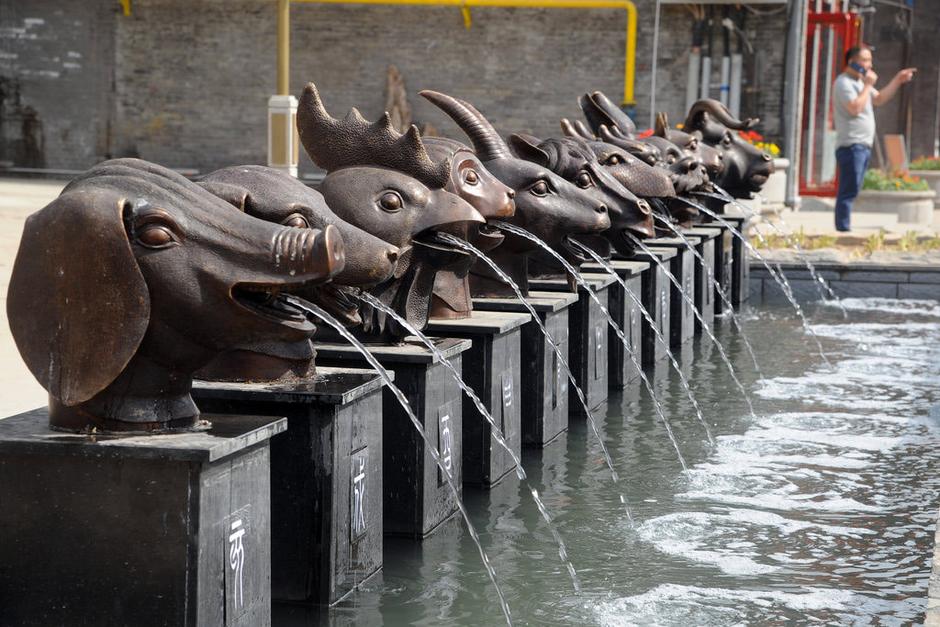 圖為十二獸首嘴里不停向外噴水。