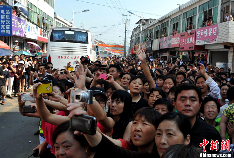 6月5日，一年一度的毛坦廠鎮(zhèn)“送考節(jié)”到來，70輛大巴車護送毛坦廠中學(xué)萬名考生安全赴考。