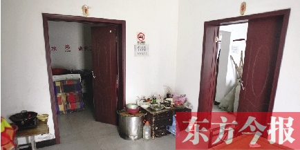 男廁洗漱池前，堆放著大量家電、家具等生活用品