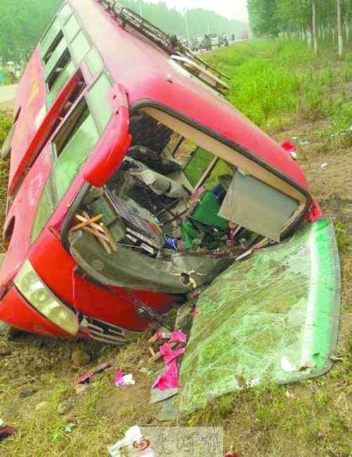 　扎進溝里的中巴車，擋風玻璃碎了一地。