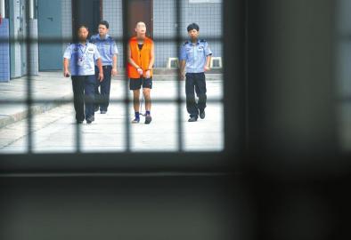 劉明前往家屬會(huì)見(jiàn)室和父母見(jiàn)最后一面。 吳小川 攝