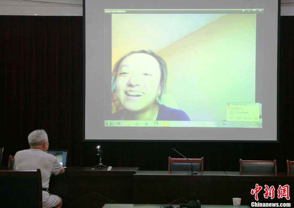 浙江江山韓亞空難親歷學生與國內家長進行視頻對話 中新社發(fā) 李晨韻/攝