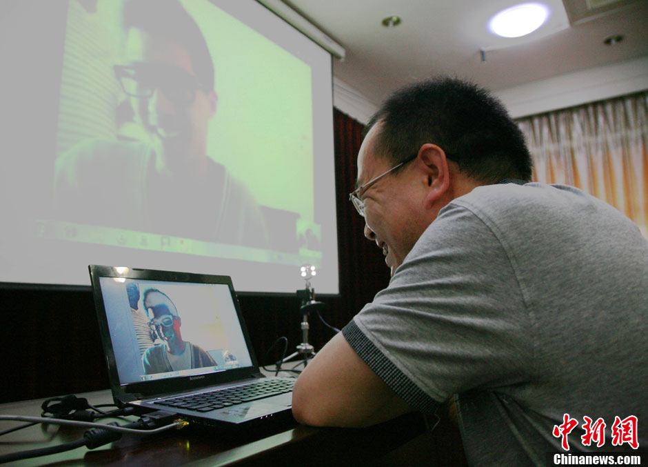 浙江江山韓亞空難親歷學生與國內家長進行視頻對話 中新社發(fā) 李晨韻/攝