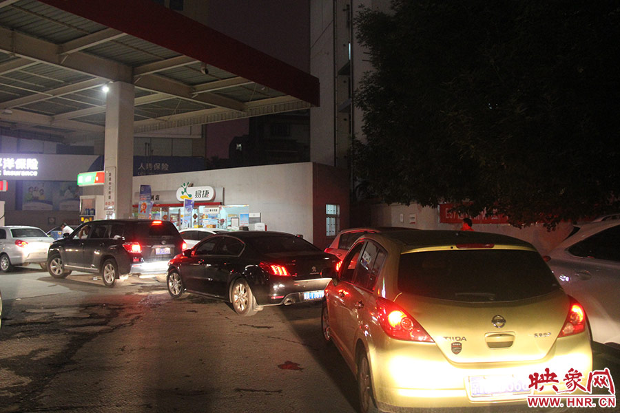 加油站內(nèi)，車主們正在正待為愛車加油