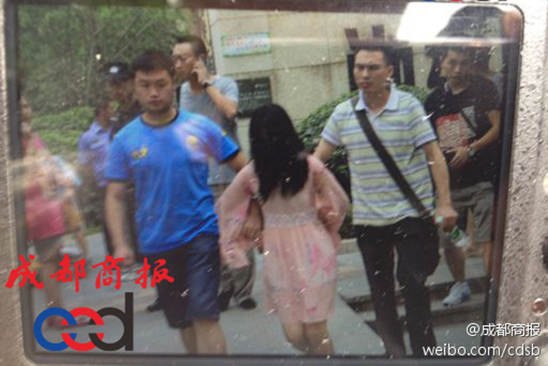 圖為事發(fā)現(xiàn)場，嫌疑人被警方控制。