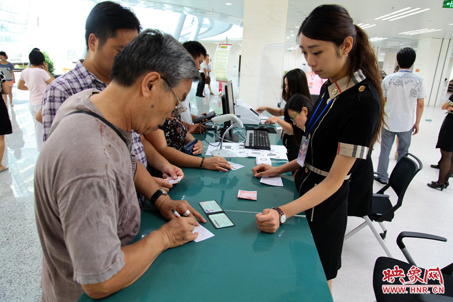 辦理借書卡很便捷，只需要身份證和一百元押金就可以。