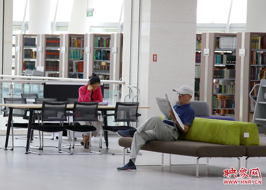 閱讀區(qū)有沙發(fā)，有桌椅，讓讀者有了更多的選擇。