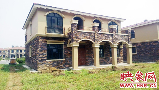 這里的別墅有兩層的，也有三層的，主體、裝修都已經(jīng)完工