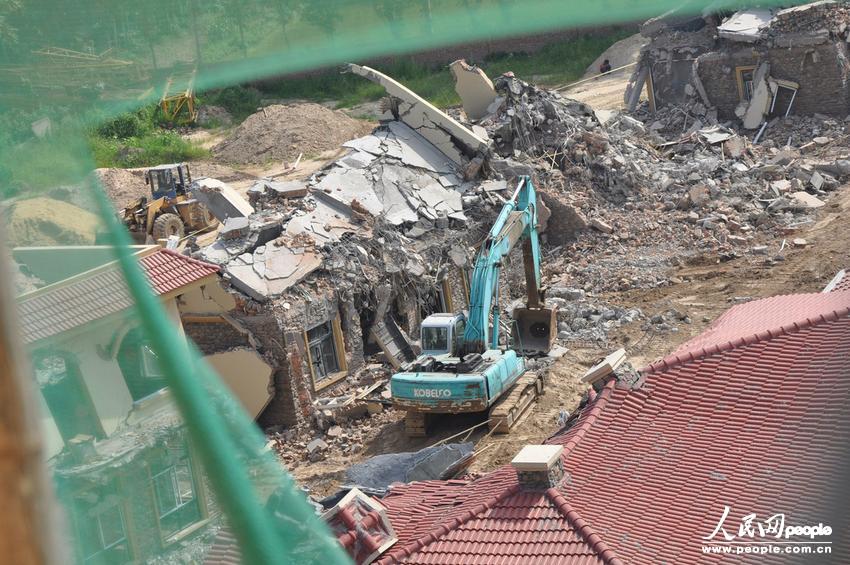 2013年8月18日，在黃河南岸鄭州市惠濟(jì)區(qū)花園口鎮(zhèn)申莊村，違規(guī)修建的別墅正在被拆除。張濤/東方IC