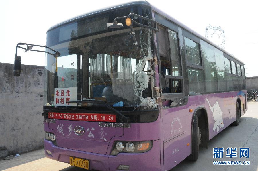事發(fā)公交車左前方的擋風(fēng)玻璃破了一個大洞（8月20日攝）。