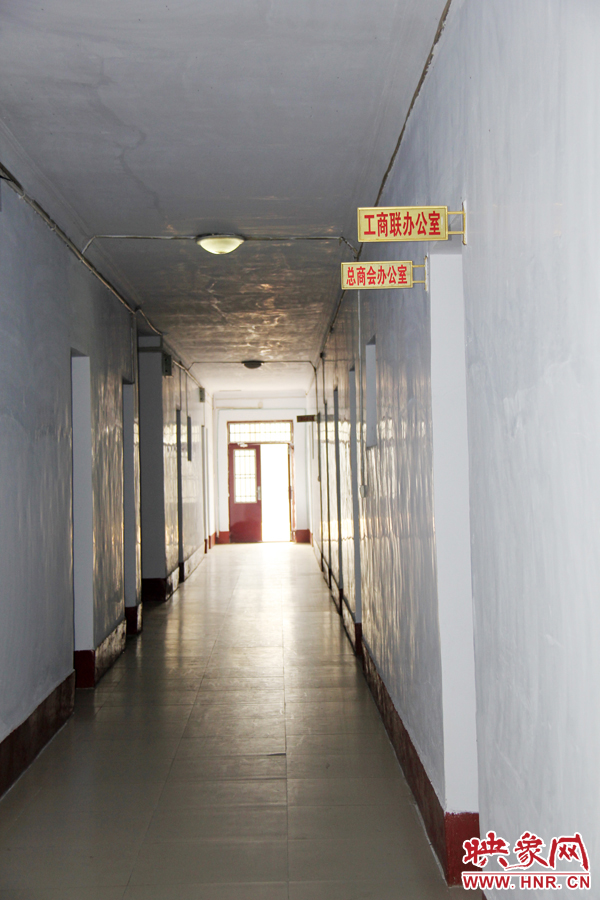 在縣委大院內(nèi),分布著很多機(jī)關(guān)單位。