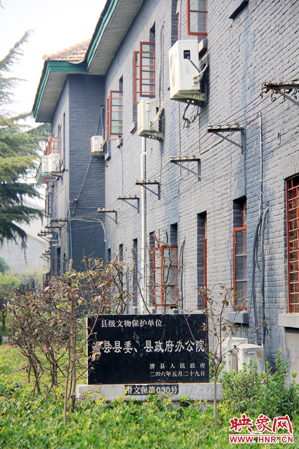 因?yàn)榭h委大院‘陳舊老土’,政府大院的蘇式建筑于2006年被列為縣級(jí)文物保護(hù)單位。