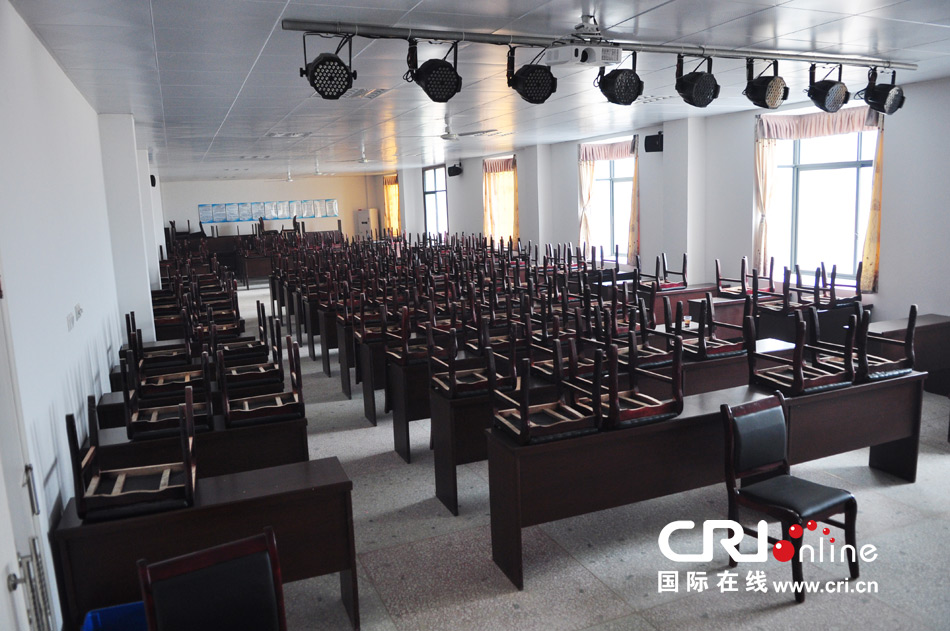 2013年10月21日，長沙云蓋村欠債千萬新建的豪華村部樓。