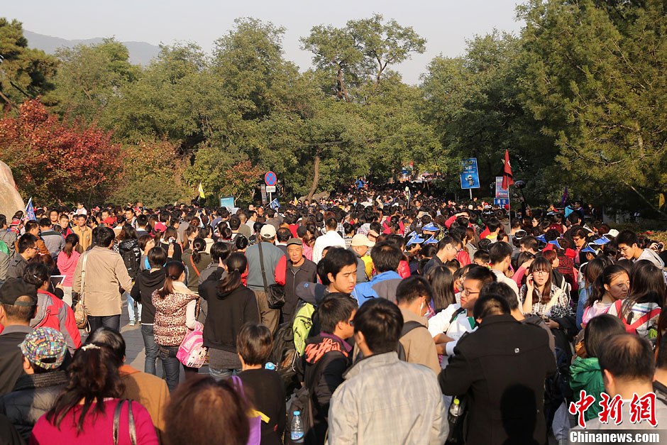 　10月26日，北京香山公園內游客摩肩接踵。