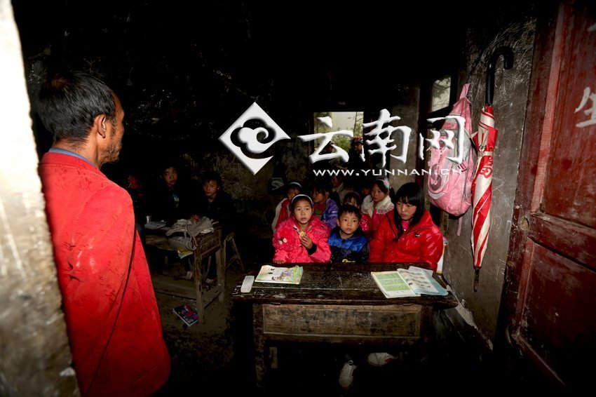 小學里只有兩個班，大點的孩子無法升入高年級，只得從一年級再讀起，就像復讀機。