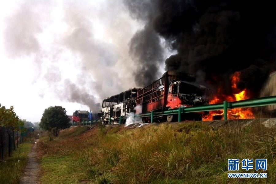 大霧致滬陜高速發(fā)生多起事故 20余車(chē)相撞多車(chē)起火