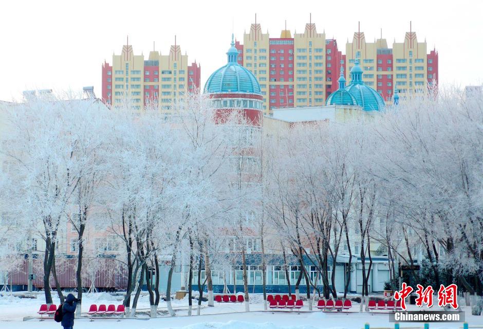 12月10日,受降溫天氣影響,黑河市黑龍江江畔出現(xiàn)綿延數(shù)公里的霧凇景觀。