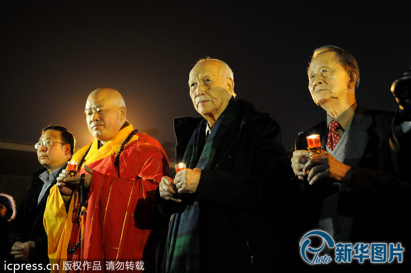 “為南京大屠殺遇難者守靈儀式暨和平燭光祭”活動在侵華日軍南京大屠殺遇難同胞紀念館祭場舉行。